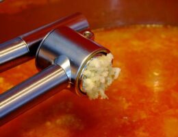 Overraskende anvendelser af hvidløgspresseren – fra friske kryddersmør til marinader