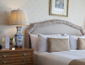 Sengebordsinspiration: Guide til at finde det perfekte sengebord for dig