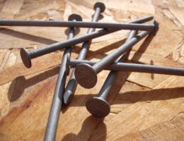 Lær at drive søm med en lægtehammer som en professionel tømrer