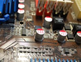 Sådan fungerer en kondensator - en grundig forklaring