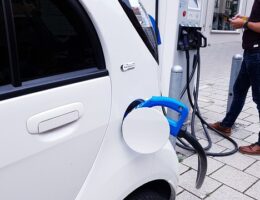 Hvordan lader du din elbil på farten? Lær om offentlige ladebokse